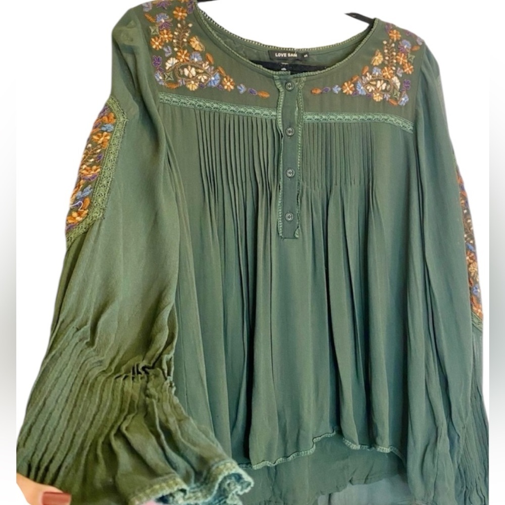 Love sam embroidered Top size small